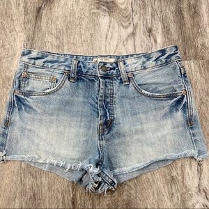 Free People Light Wash Raw Edge Hem Jean Shorts 26